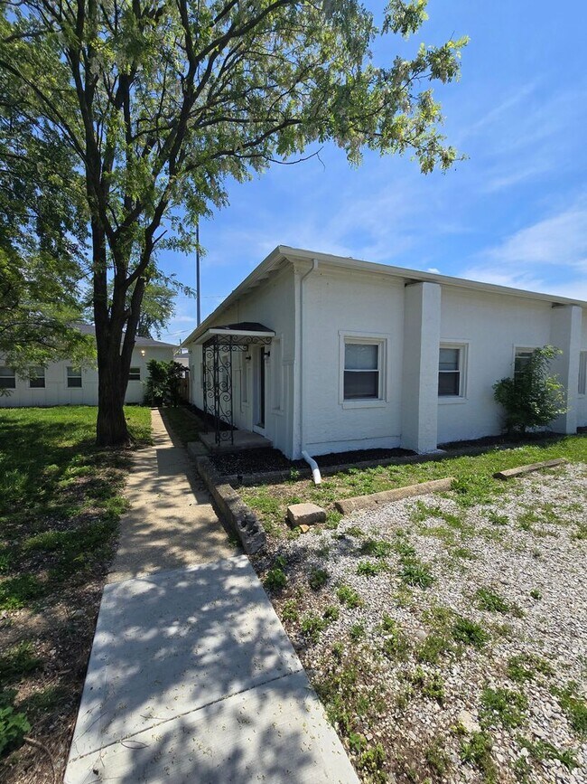Building Photo - 688-694 N JAMES RD