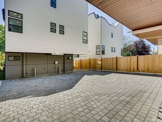 Parking - 1631 S King St