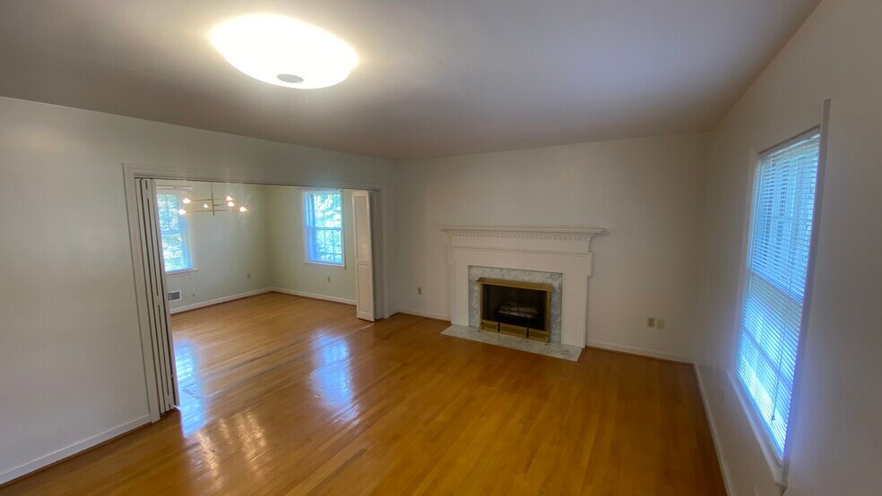 Building Photo - 1406 Hillcrest Dr