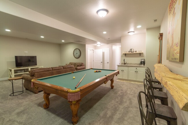 Building Photo - 724 N Walnut St