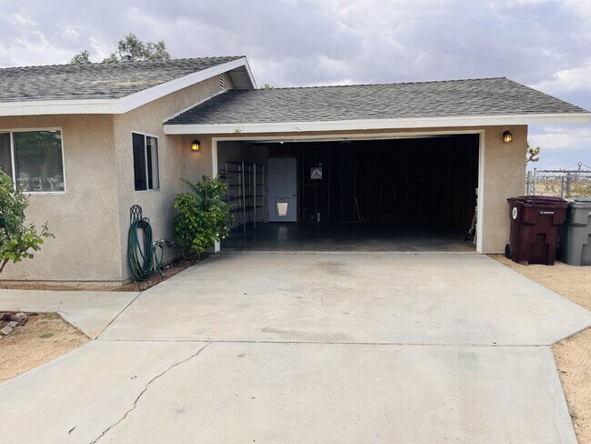 Building Photo - Charming 3-Bedroom with 2 Full Baths on th...