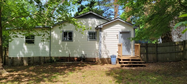 Building Photo - Beautiful remodeled 4 bedroom/1 bath