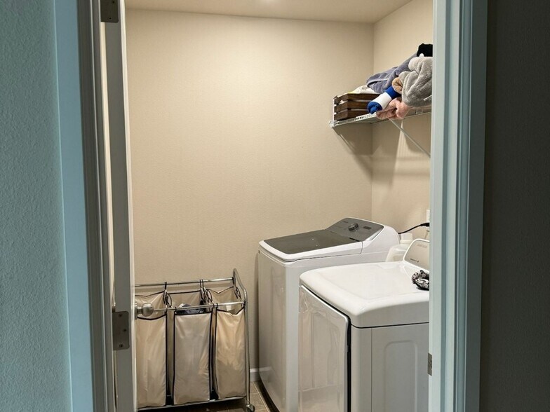 Building Photo - 4132 Cameron Dr NE