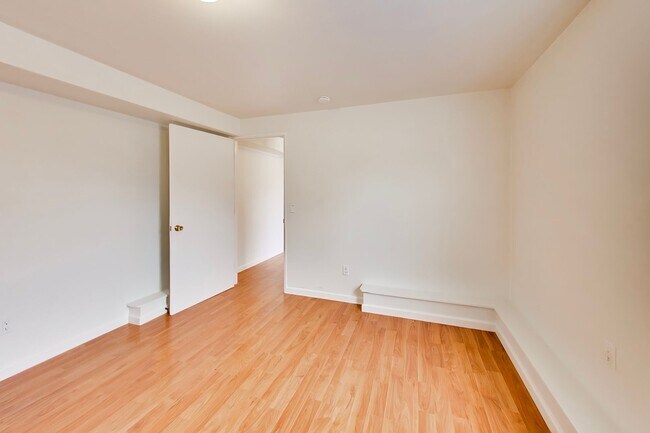 Building Photo - Bright Corner Home with Family Room, Yard & Laundry in Prime Sunset Location!