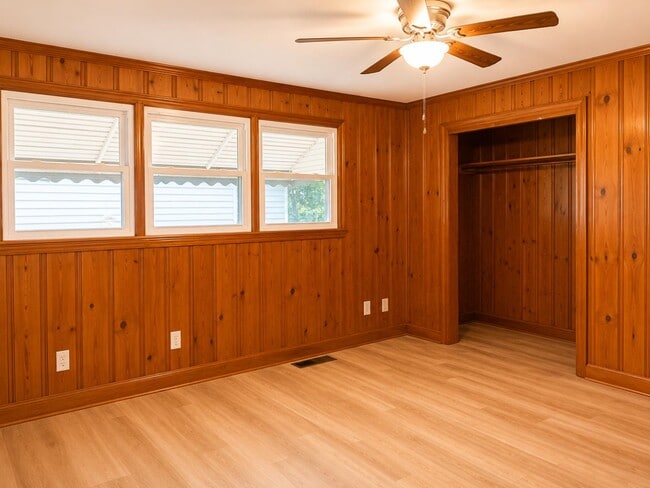 Building Photo - 427 Lakeview St