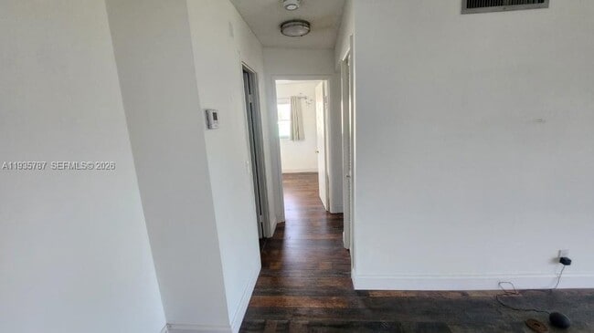 Building Photo - 700 NE 14th Ave