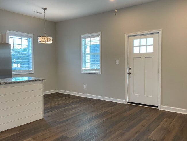Building Photo - 510 Lakeview Ave, Colonial Heights