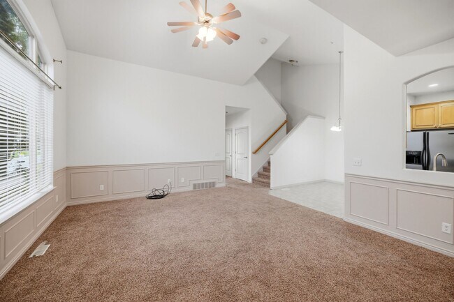 Building Photo - 141 930 E