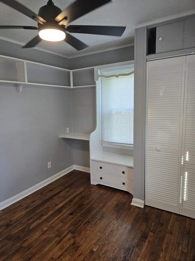 Building Photo - 204 S Robbins Ct