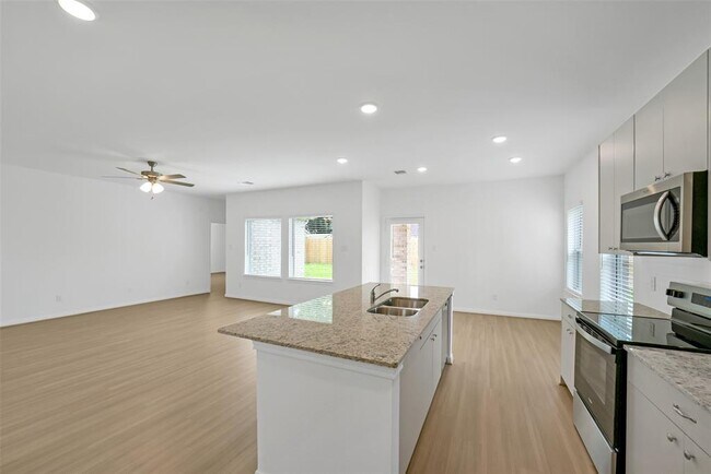Building Photo - 13311 Campos Dr