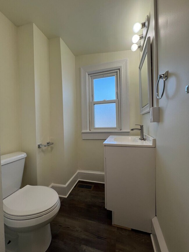 Building Photo - Updated 2BR Townhome with office & parking spot!