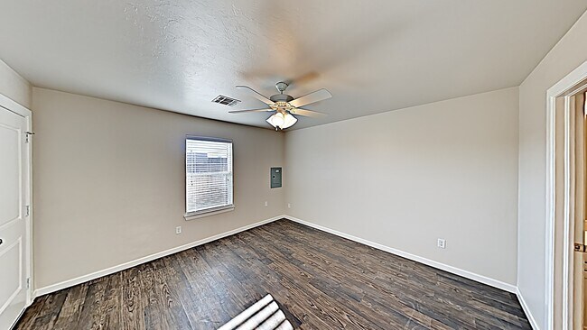Building Photo - 3 Bedroom 2 Bath Duplex Near Tinker AFB!