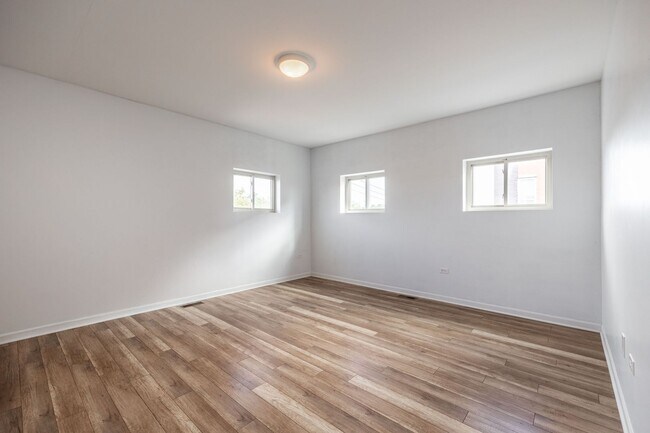 Building Photo - Spacious 2BR/2.5BA Duplex-Up in Humboldt Park with In-Unit Laundry!