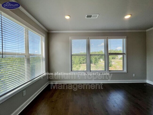 Building Photo - 2360 Manor Pointe Dr