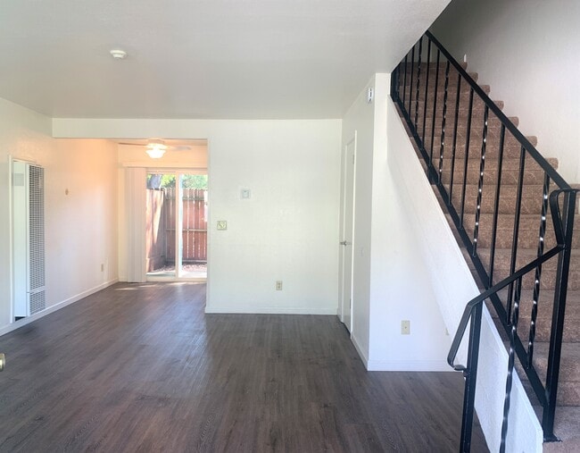 Entryway - 268 Douglas St