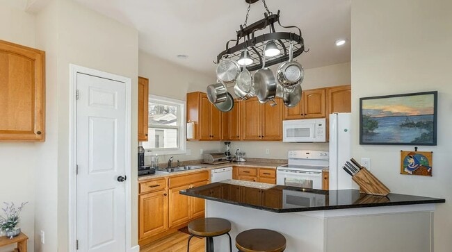 Building Photo - 477 Probart St