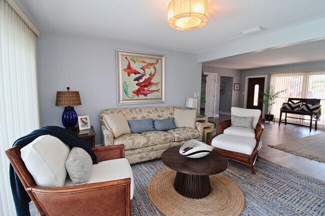 Building Photo - 10128 Yacht Club Dr