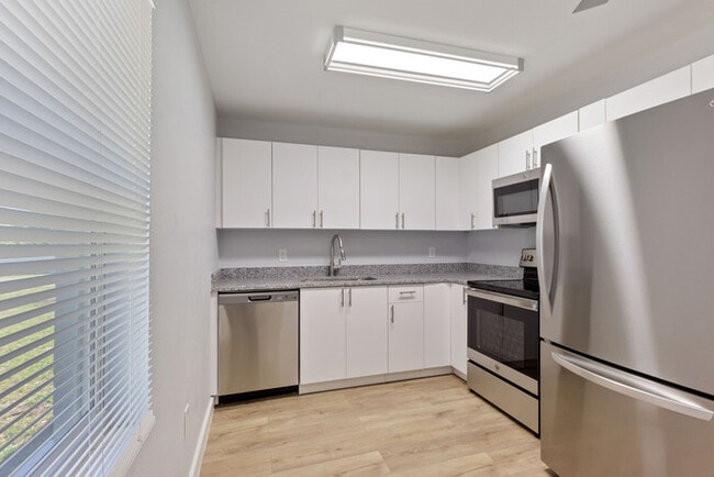 Building Photo - 2525 Forest Dr