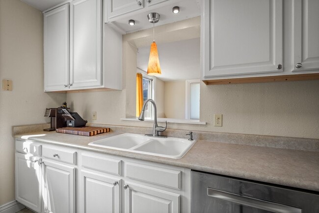 Building Photo - 720 N Foote Ave