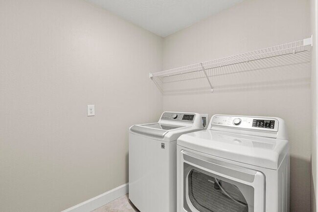 Building Photo - Beautiful Home For Rent WITH A POOL!