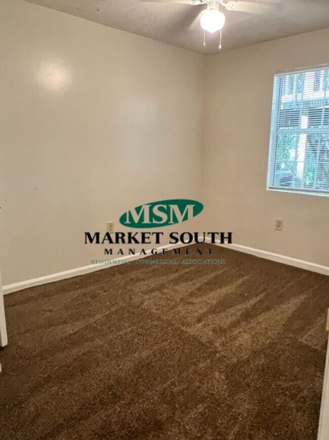 Building Photo - ** CONVENIENT LOCATION **