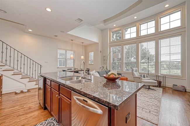 Building Photo - 1610 Ennis St