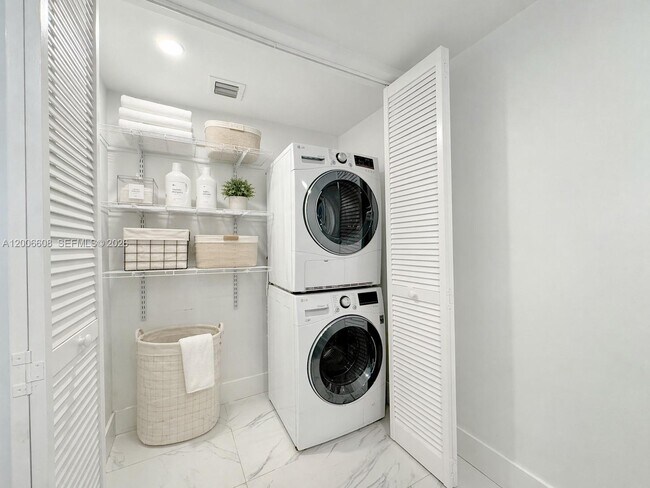 Building Photo - 210 Seaview Dr