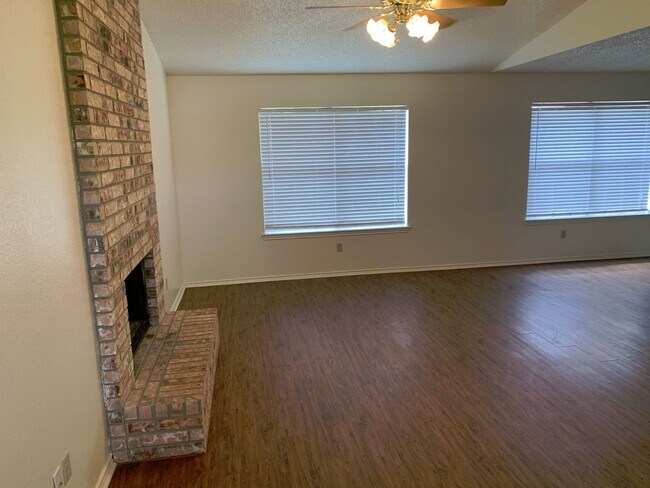 Building Photo - Duplex