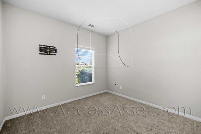 Building Photo - Partially furnished 4 Bed/2 Bath Plus a Bo...