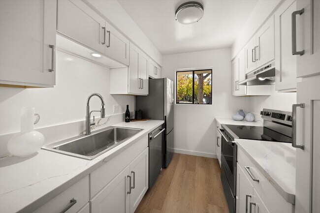 Building Photo - The Highlands-Unfurnished 2 bdrm Condo-Avail Now!