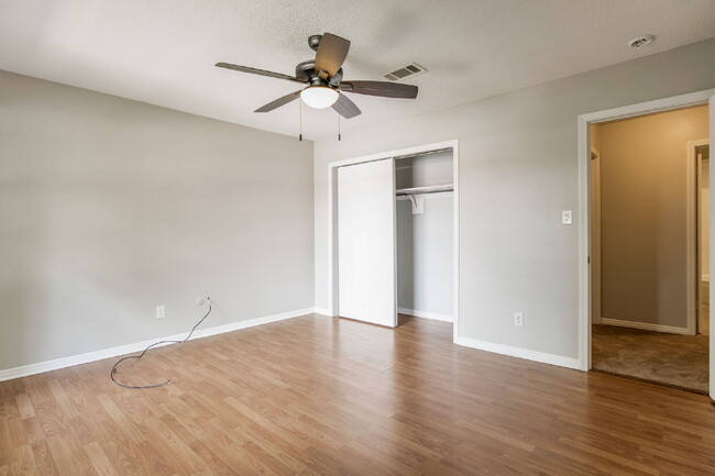 Building Photo - Desirable townhouse centerally located.