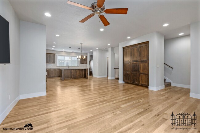 Building Photo - 3287 E Thoroughbred Ln