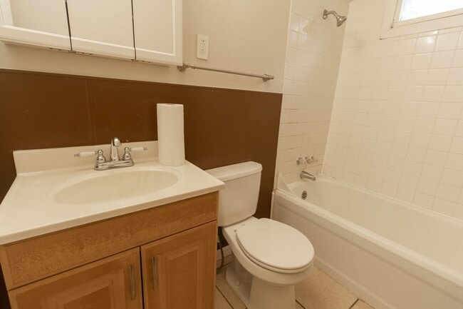 Building Photo - Downtown house off Hitt St!