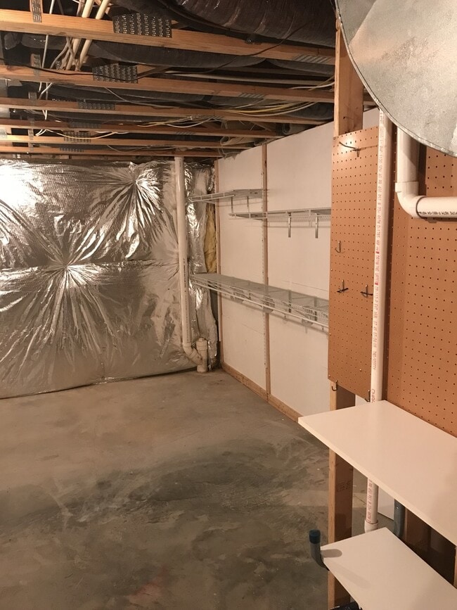 Building Photo - *Coming Soon!*  Large end unit town home i...
