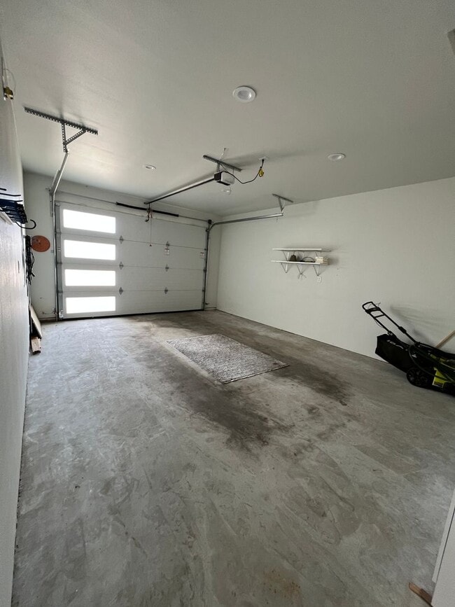 Building Photo - Newer Construction Condos in Moses Pointe!