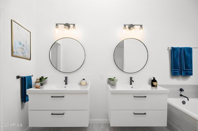 Building Photo - 11532 W Clover Way