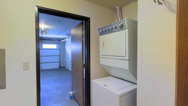 Building Photo - Condo Style Lower 2 Bedroom 2 Bathroom Apartment is Available