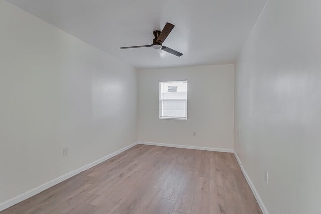 Building Photo - 2 bed 1 bath in Oildale!