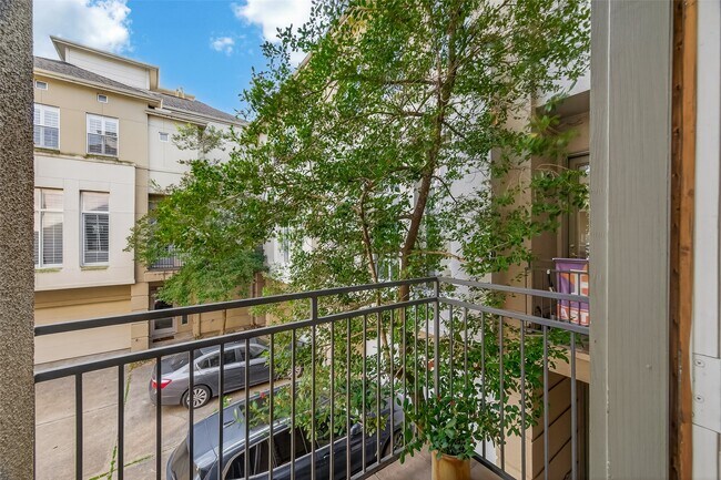 Building Photo - 1112 Columbus St