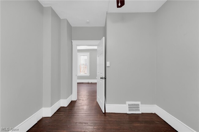 Building Photo - 1528 Newman Ave