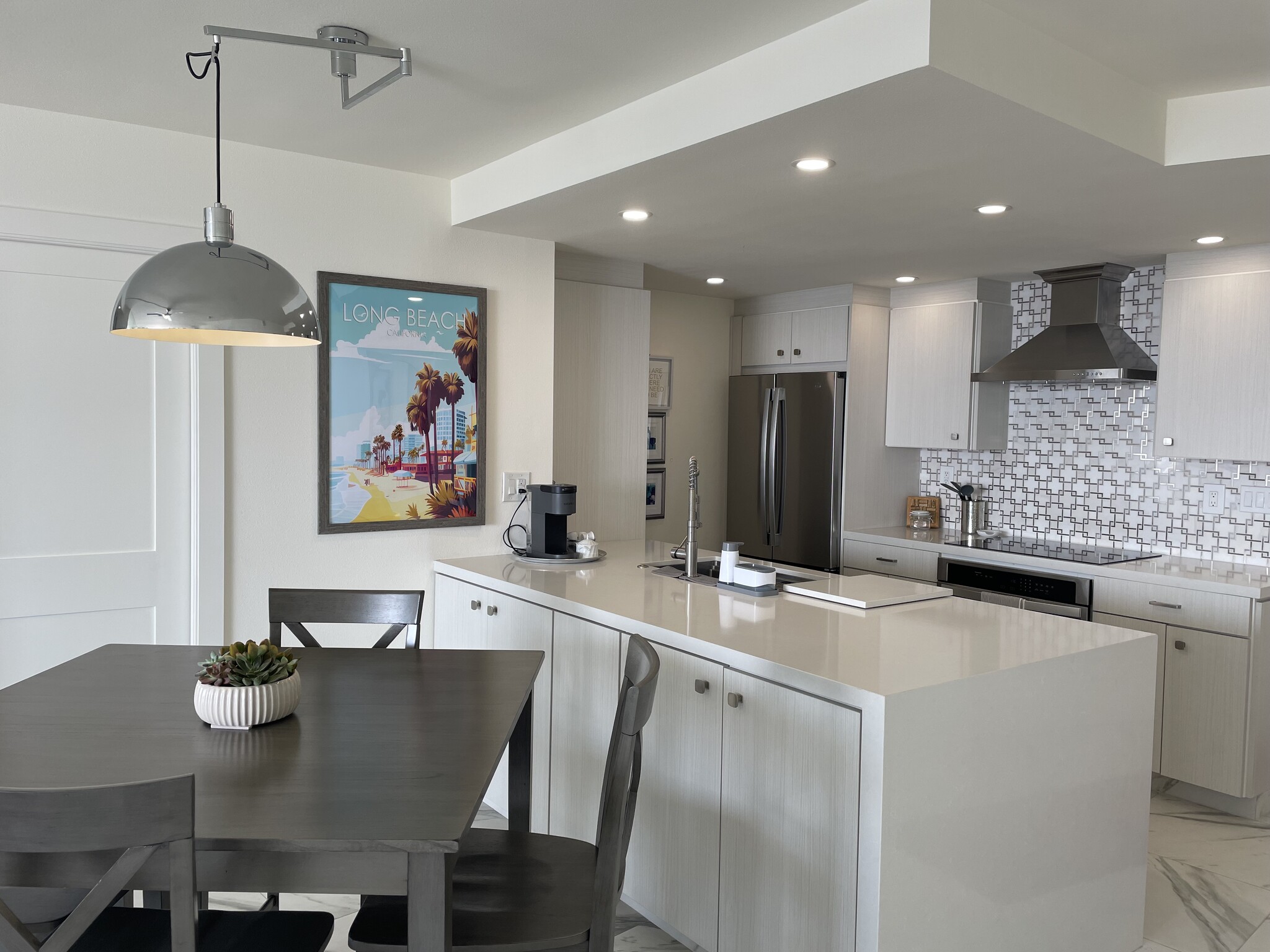 Kitchen peninsula - 700 E Ocean Blvd