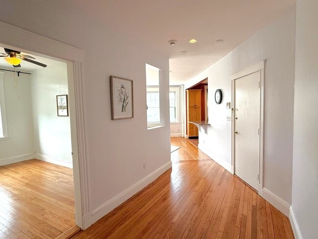 Building Photo - 2 Bedroom sunny second-floor corner unit a...