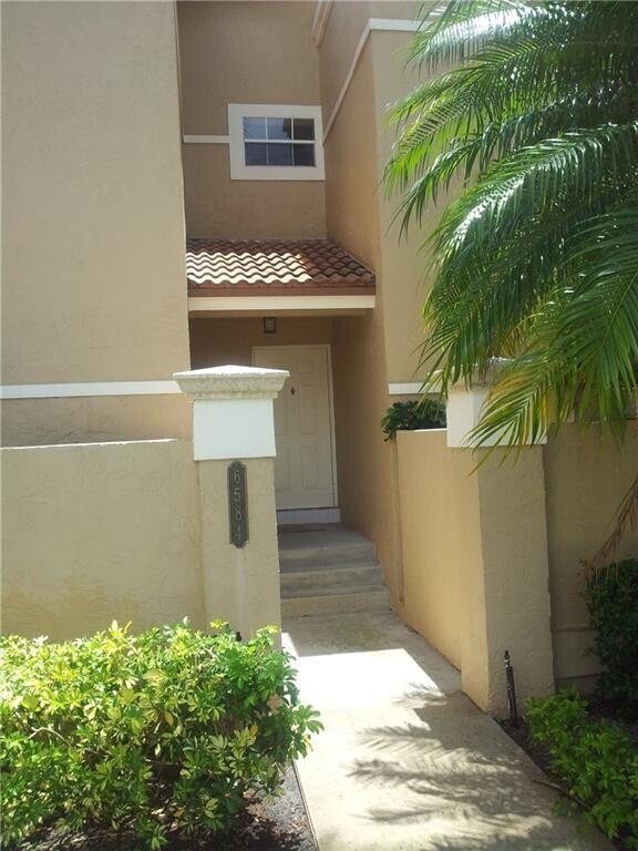 Building Photo - 6584 Via Regina