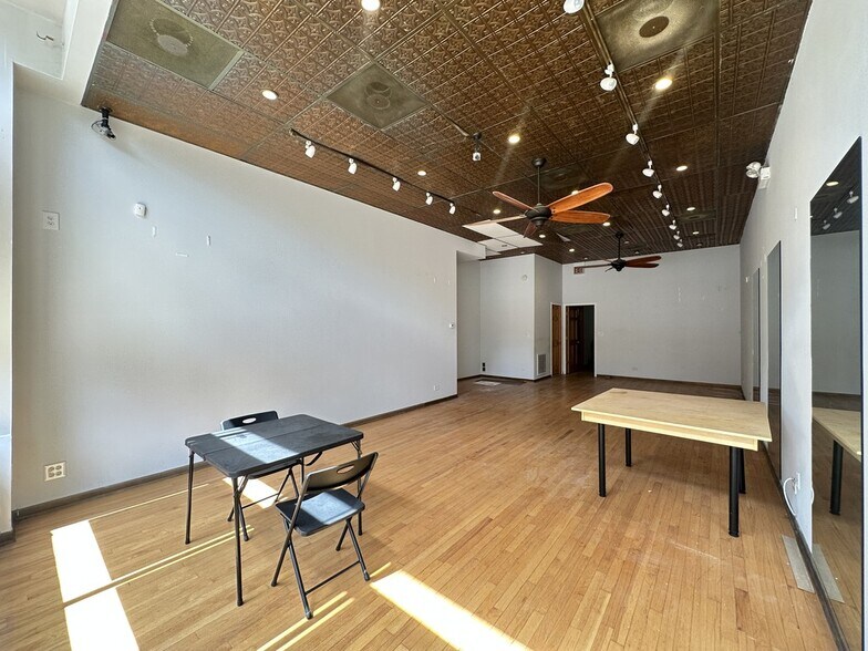 Building Photo - 2138 W Chicago Ave