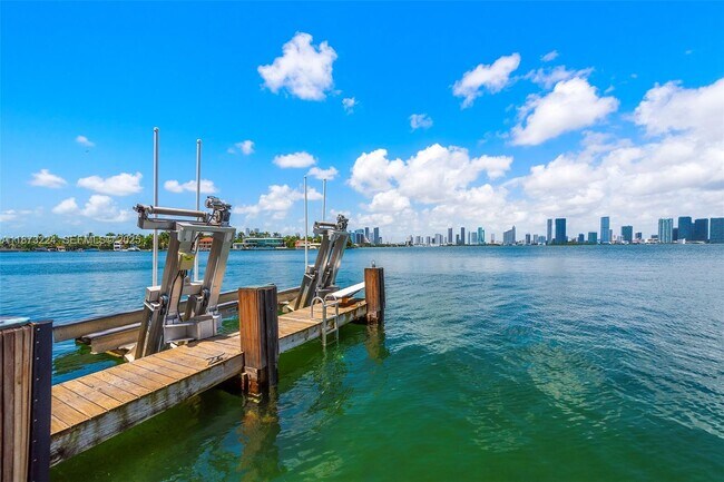 Building Photo - 814 W Dilido Dr