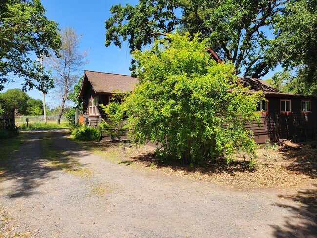 Building Photo - Beautiful 3 Bedroom/1 bathroom home with a...
