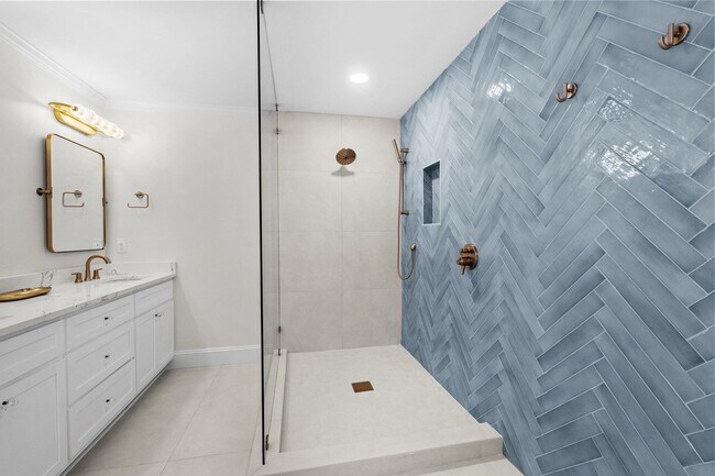 Building Photo - 5704 Woodside Ave