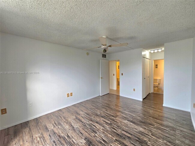 Building Photo - 2500 NE 135th St