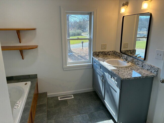 Building Photo - Welcome to the Heart of Unionville prime location!