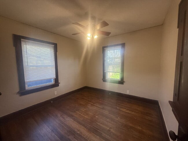 Building Photo - 2824 Des Moines St